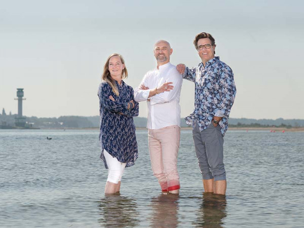 immobilien finanzteam steht im wasser